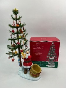lot 1 image: Hallmark 1996 Countdown to Christmas Advent Tree