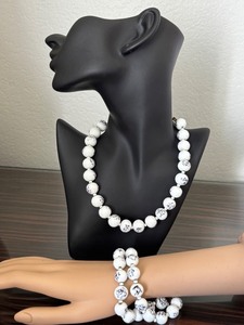 lot 34J image: Howlite Beaded Necklace and Bracelet Set