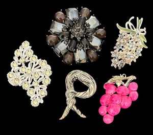 lot 60R image: Collection of Beautiful Brooches and Scarf Clip