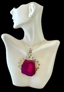 lot 19J image: 925 Sterling Silver Pendant Necklace with Large Agate Slice and 28 Inch Chain