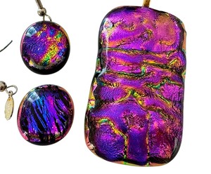 lot 53J image: Fused Art Glass Pendant and Earrings Set with Iridescent Finish