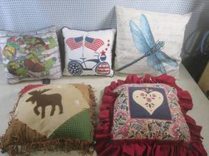 lot 8 image: (EW2) Throw Pillows...
