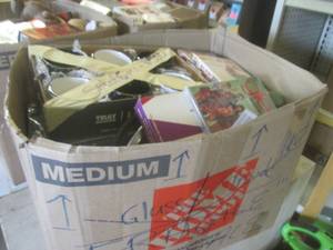 lot 20 image: (BR1) Box Full of Misc Unsorted Thi...