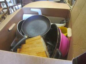 lot 62 image: (BR1) Large Box Full of Misc Kitche...