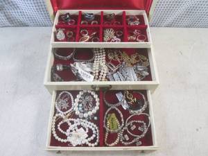 lot 74 image: (CSB) Vintage Jewelry Box Full of A...