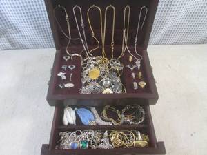 lot 75 image: (CSB) Vintage Jewelry Box Full of A...