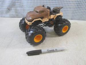 lot 83 image: (CNTR) Hot Wheels Jurassic World Ty...