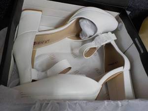 lot 182 image: 1DIFU White Shoes size 8...