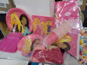 lot 199 image: Party Supplies...