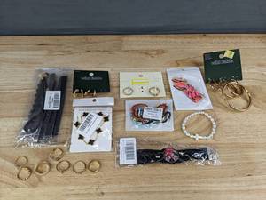 lot 289 image: Fashion Jewelry assortment - chokers, earrings, bracelets, necklaces, 7 gold-plated rings - Brand New