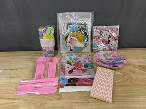 lot 304 image: Cute Animal Theme Birthday Party Supply Kit - Brand New