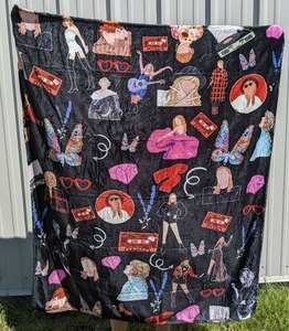 lot 71 image: Taylor Swift Throw Blanket and Pillowcase Set - Brand New