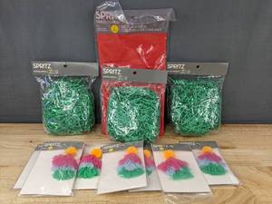 lot 135 image: Spritz Gift Decor Table Covers, Filler, Yarn Accents - Brand New