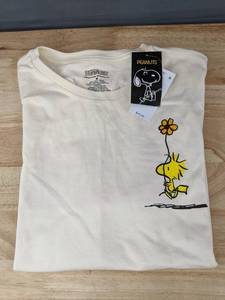 lot 139 image: Peanuts Snoopy Woodstock Graphic T-Shirt Size Medium - Brand New