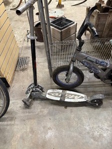 lot 69 image: Little Boys Bike and 3 Wheeled Scooter