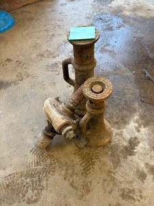 lot 85 image: Adjustable Jacks (2)