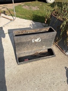 lot 93 image: GoatPig Feeder