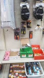 lot 39 image: Hardware Lot