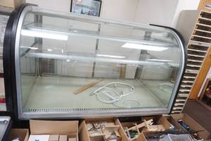 lot 127 image: Curved Glass Display Case