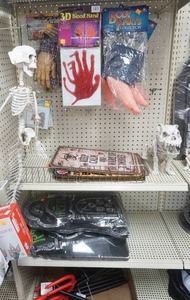 lot 151 image: Halloween Decor