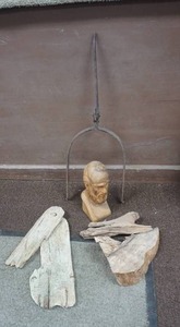 lot 310 image: Vintage Antique Spur & Wood Carving