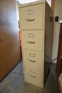 lot 335 image: 4 Drawer Metal Filing Cabinet 15x 25x 52