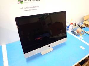 Apple&nbsp;iMac15,1 A1419 MF885LL/A AIO PC //&nbsp;INTEL CORE I5-4590 3.3 Ghz // 16GB DDR3 SDRAM // 1TB HD // Includes IOS and power cable // cracked glass in screen