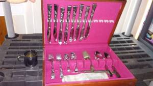 lot 260 image: Vintage Dunbar by Englishtown Stainless Flatware (8 place Setting) with Case.