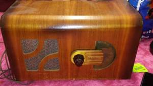 lot 295 image: Zenith Vintage Radio