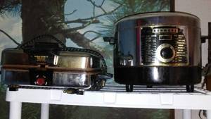 lot 300 image: Vintage McGraw Edison Waffel Maker, Kenmore Fryer.