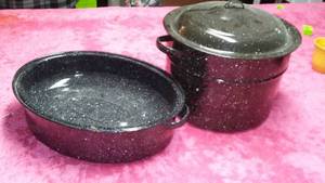 lot 323 image: Speckled Enamel Canner and Covered Roaster.