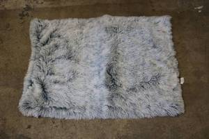 lot 1 image: New Heart to Tail dog bed size medi...