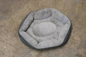 lot 2 image: New Heart to Tail dogcat bed size ...
