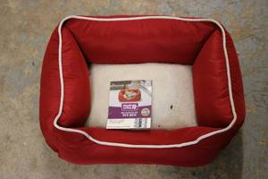 lot 3 image: New Heart to Tail rectangular pet b...