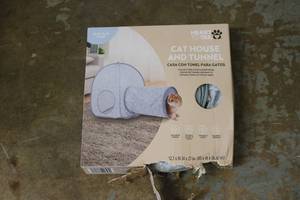 lot 11 image: New Heart To Tail Cat House Tunnel...