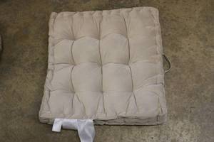 lot 12 image: Medium pet bed new...
