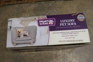 lot 22 image: New Heart to Tail Luxury Pet Sofa...