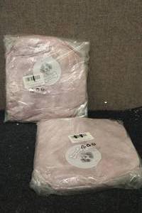 lot 49 image: 2 VIVAGLORY ROUND PINK DOG BED NEW...