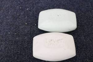 lot 121 image: 12 Bars of Lever 2000 hand soap...