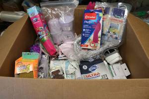 lot 142 image: OVERSTOCK BOX Sponges, Tissues, Zip...