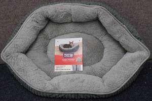 lot 204 image: Heart to Tail Easy Sleep cat bed...