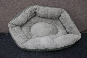 lot 205 image: Heart to Tail Easy Sleep cat bed...