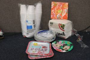 lot 212 image: Miscellaneous disposable cups, plat...