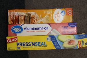 lot 213 image: Gallon twist tie bags, Aluminum foi...