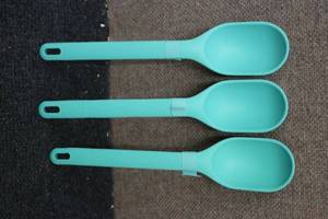 lot 224 image: 3 Silicone Serving Spoons...