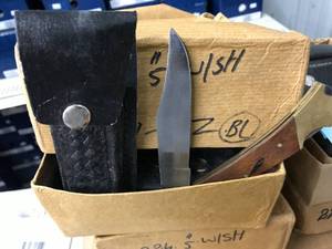 lot 53 image: 5IN FOLD UP KNIVES WITH CASES