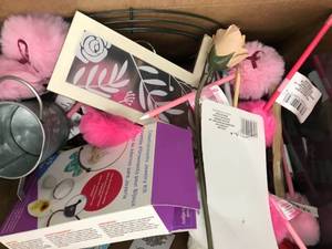 lot 137 image: ASSORTED CRAFT ITEMS WITH FLAWS