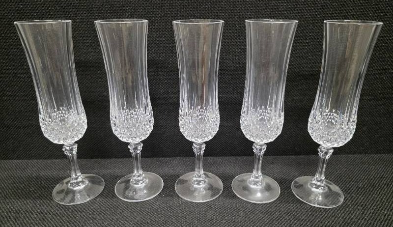 lot 30 image: Crystal DArques- longchamp crystal wine and champagne glasses