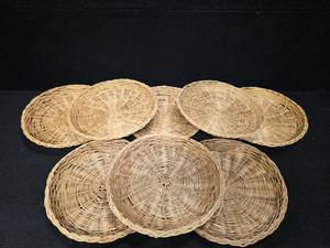 lot 15 image: 8 natural-woven Wicker paper plate holders