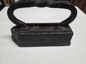 lot 20 image: Rare 22- pound cast iron Antique clothes iron